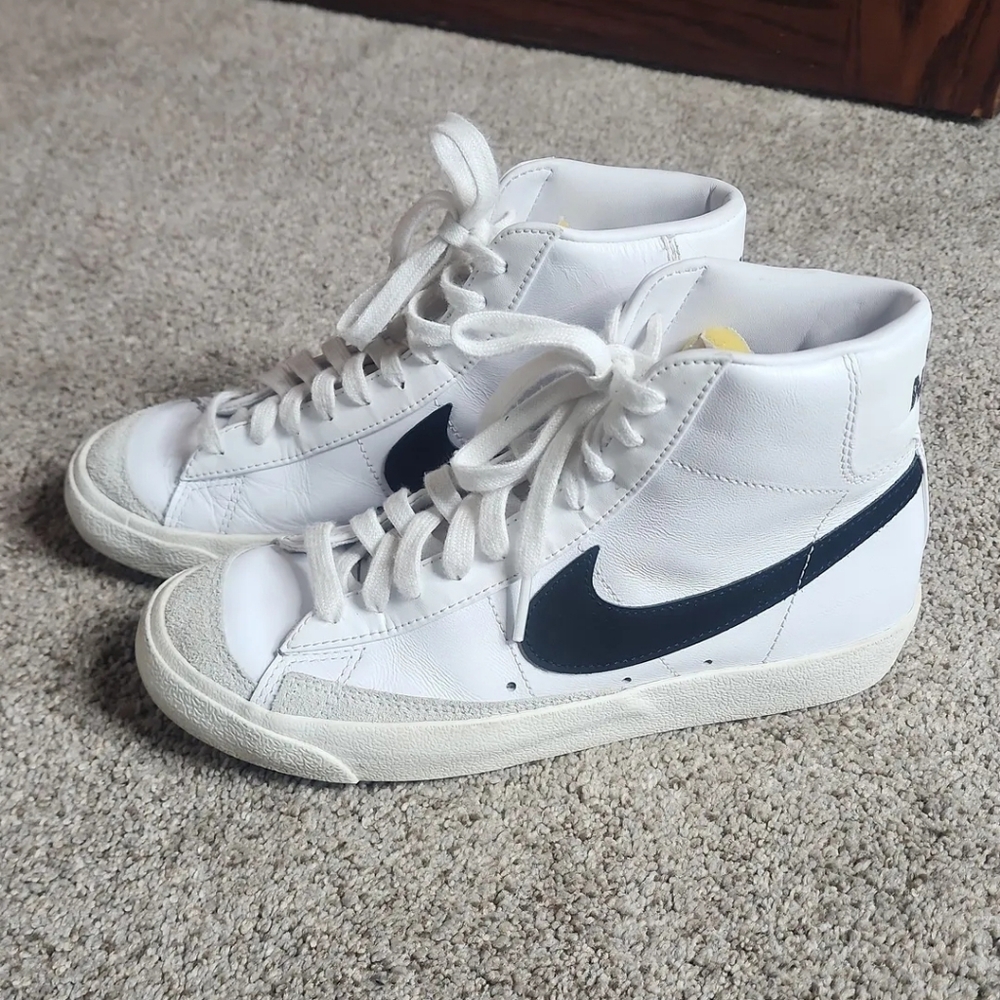 Nike Blazer Mid '77 (men's 7/ womens 8.5) Retails $110